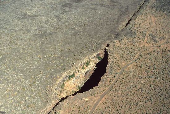 Кингс Боул и Великий Разлом с воздуха. Кингс Боул - это место парового взрыва, 90 м в длину, 30 м в ширину и 30 м в глубину, произошедшего в результате соединения лавы с грунтовыми водами 2 200 лет назад
