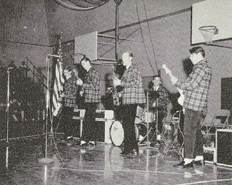  Beach Boys выступают на танцах в средней школе Уильяма Говарда Тафта в Вудленд-Хиллз, Калифорния
