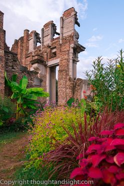 Руины в парке Холлидей