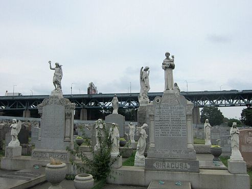 Могилы на фоне автострады Бруклин-Квинс