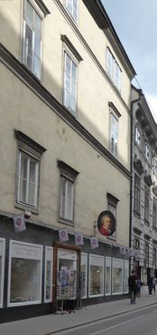 Дом по адресу Аугустинерштрассе 12 с изображением Моцарта