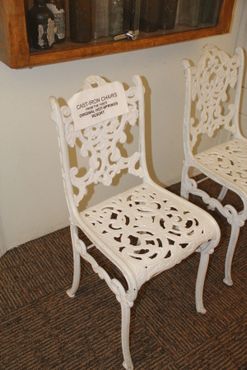 Оригинальные кованые стулья с термальных источников Сэма Браннана