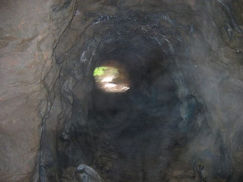 Пройдя около 20 метров вглубь пещеры, вид на вход с востока 
