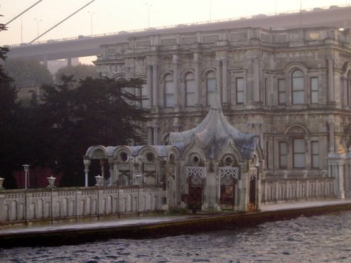 Дворец и купальный павильон с мостом на заднем плане