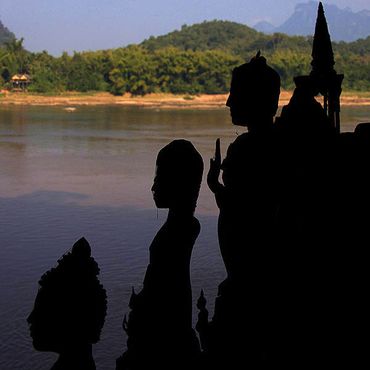 Статуи Будд, характерные для Луангпхабанга, с видом на реку