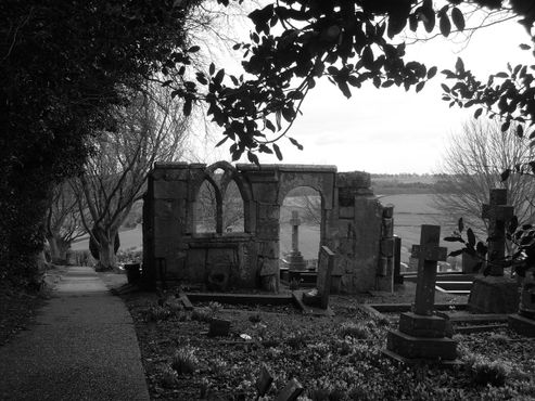 Фолли, построенное и остатков старой нормандской церкви