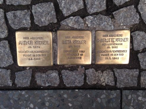 Три «Камня преткновения» в Берлине в память о жертвах из одной семьи
