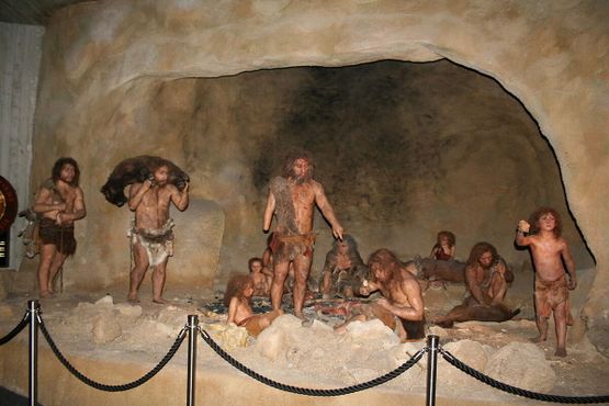 Диорама пещеры неандертальцев в Музее крапинских неандертальцев 