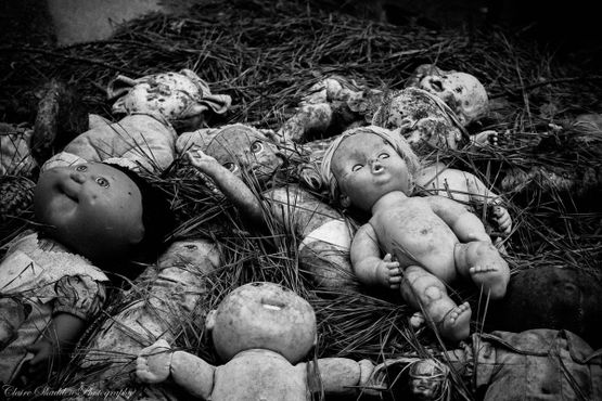 Жуткие куклы посреди машин