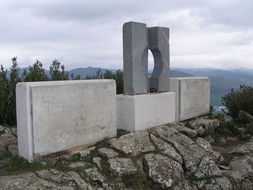 Памятник погибшим находится на вершине горы