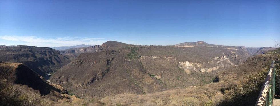 Вид на каньон в сухой сезон из парка Мирадор-Индепенденсия