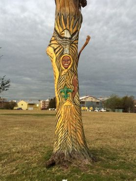 Символы Нового Орлеана, вырезанные на стволе дерева