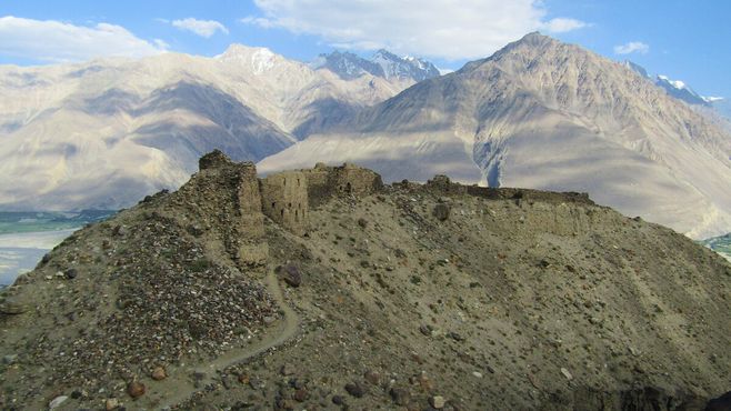 Крепость Ямчун и территория Таджикистана на переднем плане и Афганистан на заднем
