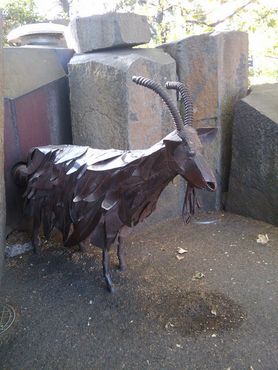 Статуя козы, поедающей мусор