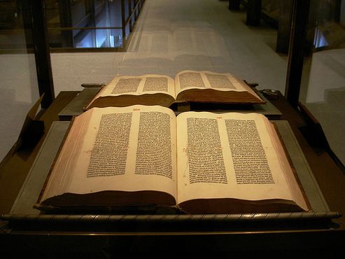 Библия Гутенберга, датируемая примерно 1454 годом