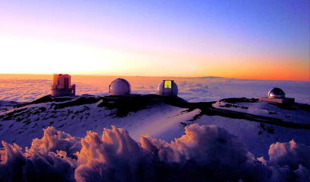 Слева направо: Телескоп "Субару", два купола обсерватории Кека, инфракрасный телескоп NASA
