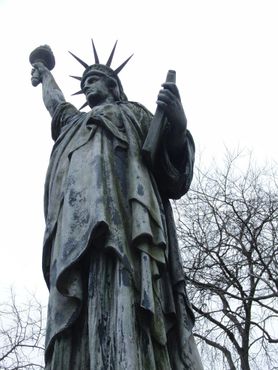 Статуя Свободы в Бордо