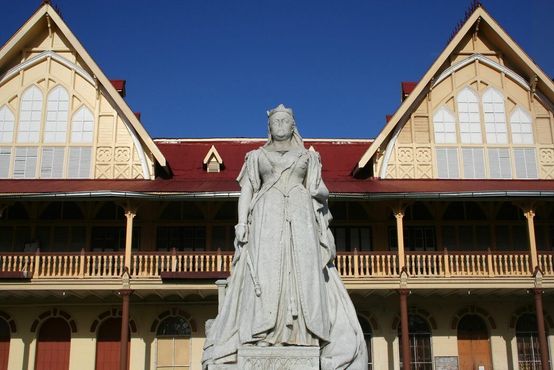 Статуя королевы Виктории перед зданием Верховного суда в Джорджтауне, Гайана