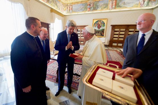 Госсекретарь Дж. Керри благодарит папу Франциска за подарок