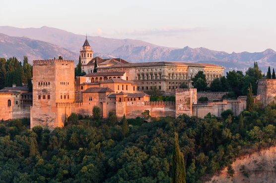 Дворец Карла V в Альгамбре на рассвете (Гранада, Испания)