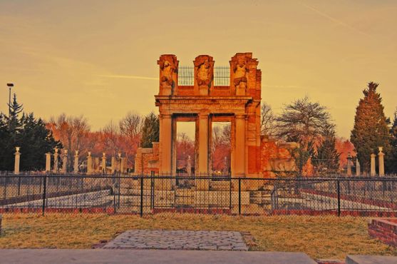 Руины в парке Холлидей