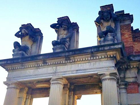 Руины в парке Холлидей