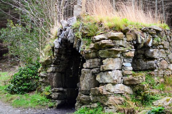 Старое сооружение по пути на вершину горы