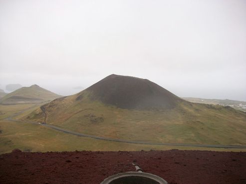 Хельгафедль, предположительно спящий вулкан. Вид со склона Эльдфедля, вулкана, образовавшегося после извержения Хельгафедля.