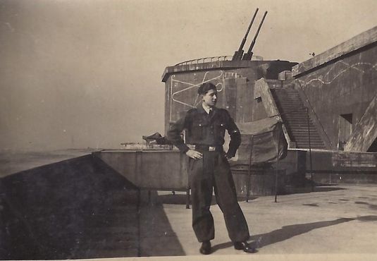 Историческая фотография солдата рядом с зенитным орудием, 1943 г.