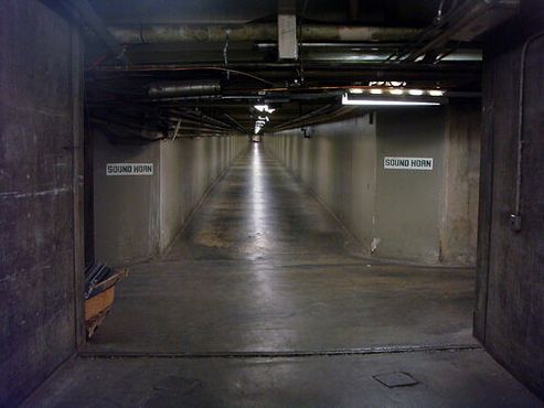 Туннель между Залом Кеннета Хана и Городским архивом