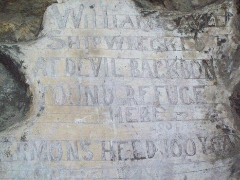 Надпись гласит: «Уильям Сейл, потерпевший кораблекрушение у Дьявольского хребта, нашёл здесь убежище. Службы проводились сто лет»