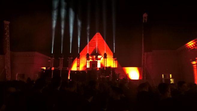 Часовня в форме пирамиды во время концерта группы "Sunn O)))", сентябрь 2016