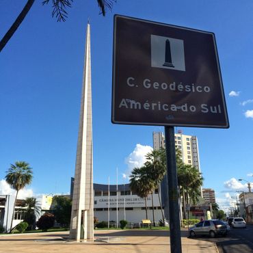 Табличка, отмечающая географический центр Южной Америки, согласно расчётам Рондона