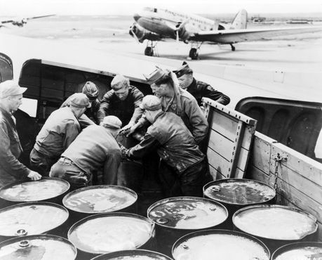 Погрузка в самолёты в Западный Берлин, авиабазу Рейн-Майн, 26 июля 1949 года
