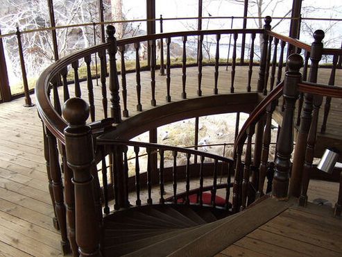 Лестница, ведущая на второй этаж диорамы