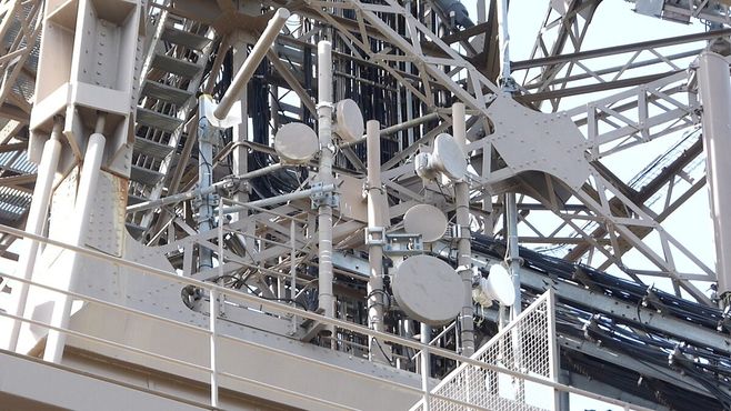 Башня увешана десятками антенн мобильных операторов и другим теле- и радиооборудованием