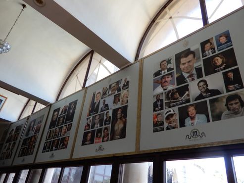 В баре отеля висят портреты останавливавшихся здесь знаменитостей