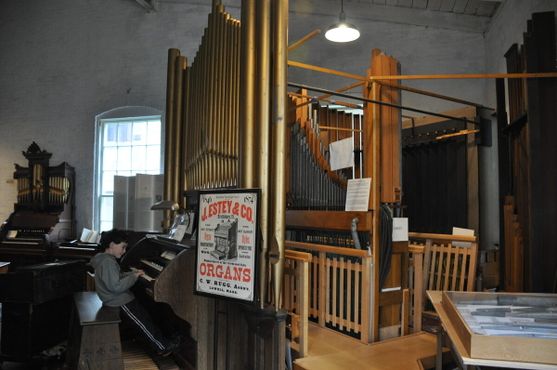 Разобранный орган, через который можно пройти