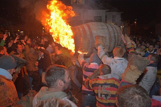 Фестиваль горящих бочек