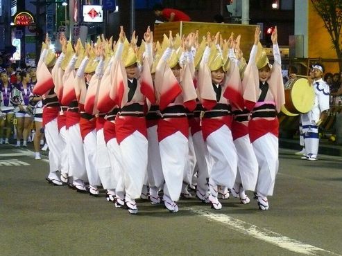 Танцевальная команда в юкатах (летнее кимоно) и традиционных шляпах
