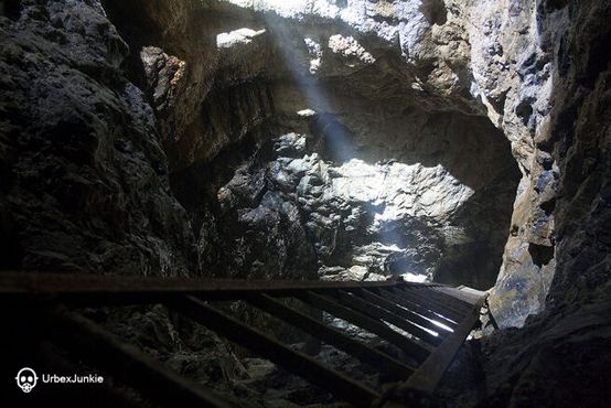 Лестница, ведущая вниз в жилу, где добывалась руда. При правильном освещении видны входы в другие туннели