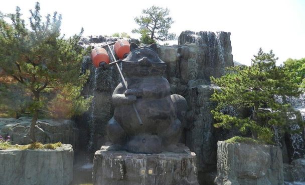 Статуя тануки Кинчо в городском парке Комацусима