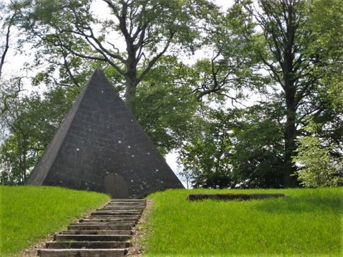 Следуйте по тропинке позади церковного двора до пирамиды