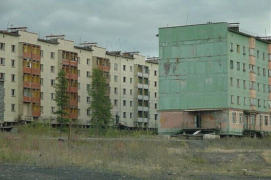 Разрушающиеся советские постройки Кадыкчана