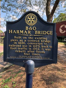 Мемориальная доска с краткой историей моста. Его пришлось перестраивать после наводнения на реке Огайо в 1913 году.