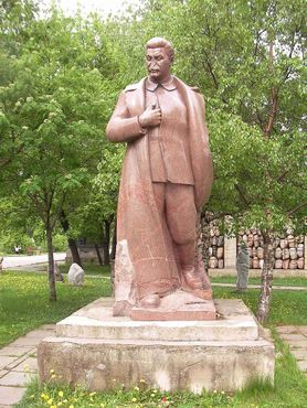 Изуродованная статуя Сталина