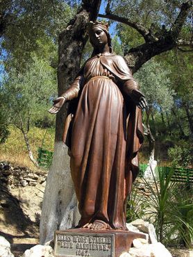 Статуя Девы Марии, установленная у дома