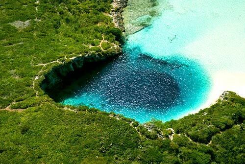С берега «голубые дыры» выглядят потрясающе и устрашающе, но на самом деле они намного более приветливы благодаря воздействию океанических приливов и форм жизни