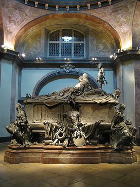 Двойной саркофаг работы скульптора Балтасара Фердинанда Молла, изготовленный в стиле эпохи рококо и принадлежащий императору Францу Стефану и его жене императрице Марии Терезии