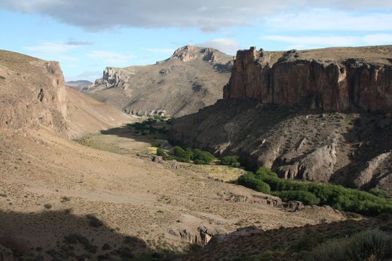 Пещеры расположены недалеко от реки Пинтурас в Аргентине